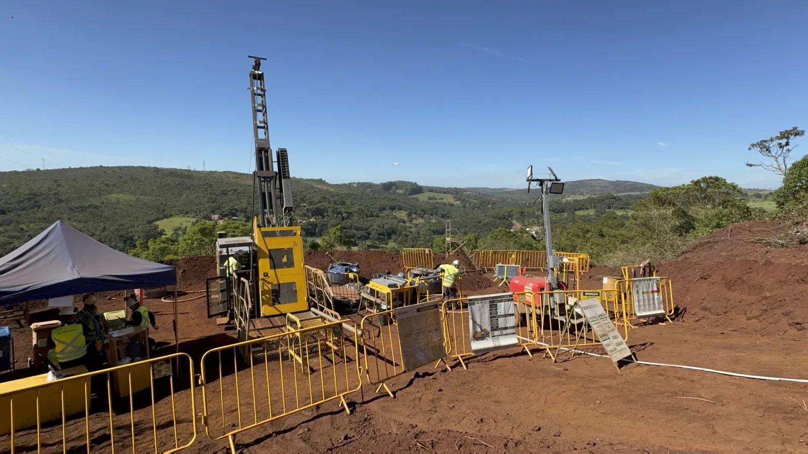 Equipamento de piezocone CPTu em frente de serviço da Damasco Penna