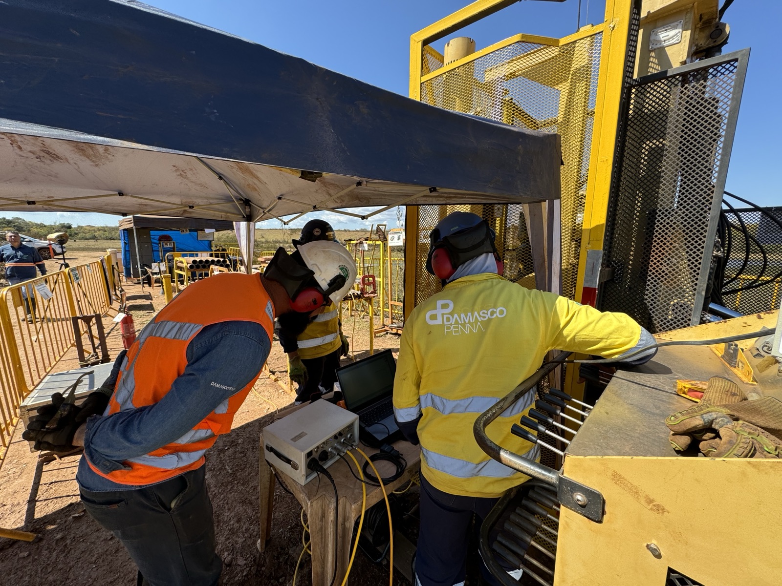 Equipo operando la sonda multifuncional
