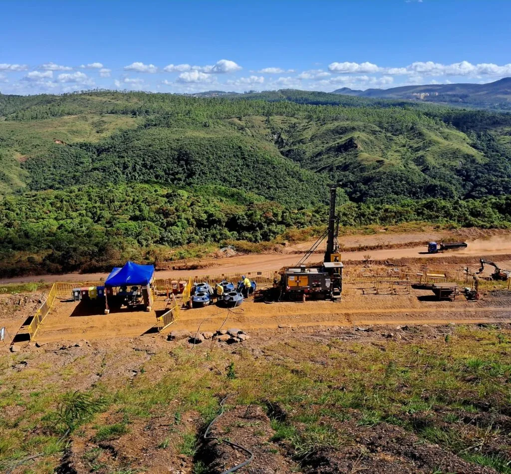 Sonda de pesquisa mineral vista de cima, na praça de sondagem